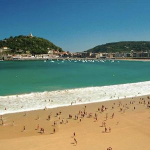 Paradise Luxurious Apartment, Free Parking, 3 Double Rooms, 4 Beds, Terrace, Jacuzzi, New